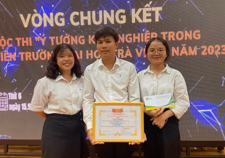 Nhóm sinh viên sản xuất xà phòng lục bình đón nhận khen thưởng của thầy hiệu trưởng Trường ĐH Trà Vinh. Nhóm sinh viên sản xuất xà phòng lục bình đón nhận khen thưởng của thầy hiệu trưởng Trường ĐH Trà Vinh.