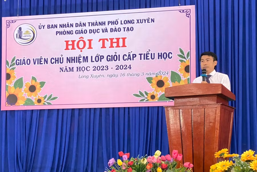 Ông Dương Kiếm Anh - Trưởng phòng Giáo dục và Đào tạo TP Long Xuyên (An Giang) phát biểu khai mạc Hội thi. Ông Dương Kiếm Anh - Trưởng phòng Giáo dục và Đào tạo TP Long Xuyên (An Giang) phát biểu khai mạc Hội thi.
