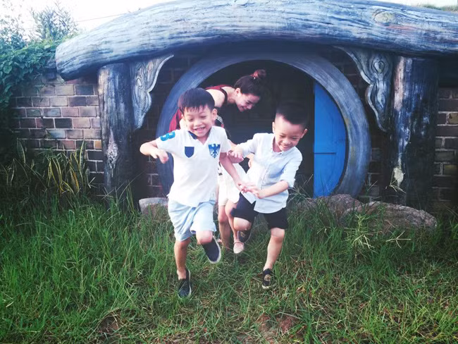 Mẹ con Hà Hồ tuyệt đẹp trên thảo nguyên ảnh 4