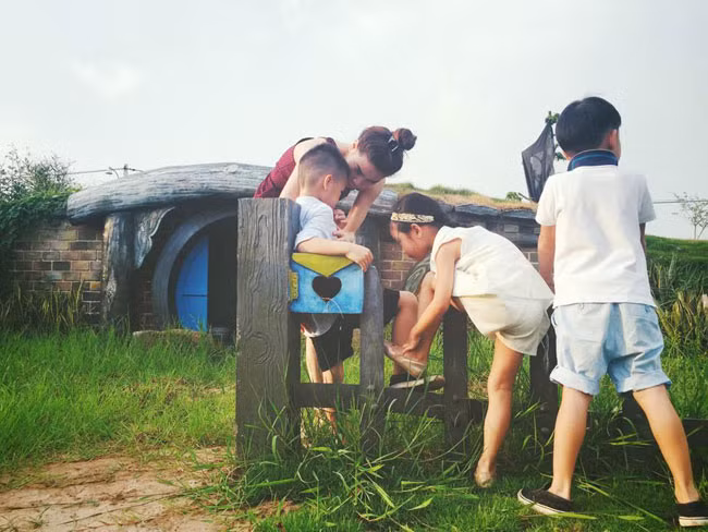 Mẹ con Hà Hồ tuyệt đẹp trên thảo nguyên ảnh 2