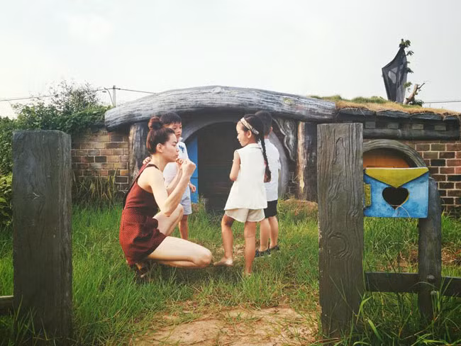 Mẹ con Hà Hồ tuyệt đẹp trên thảo nguyên ảnh 6