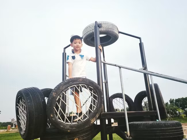 Mẹ con Hà Hồ tuyệt đẹp trên thảo nguyên ảnh 10