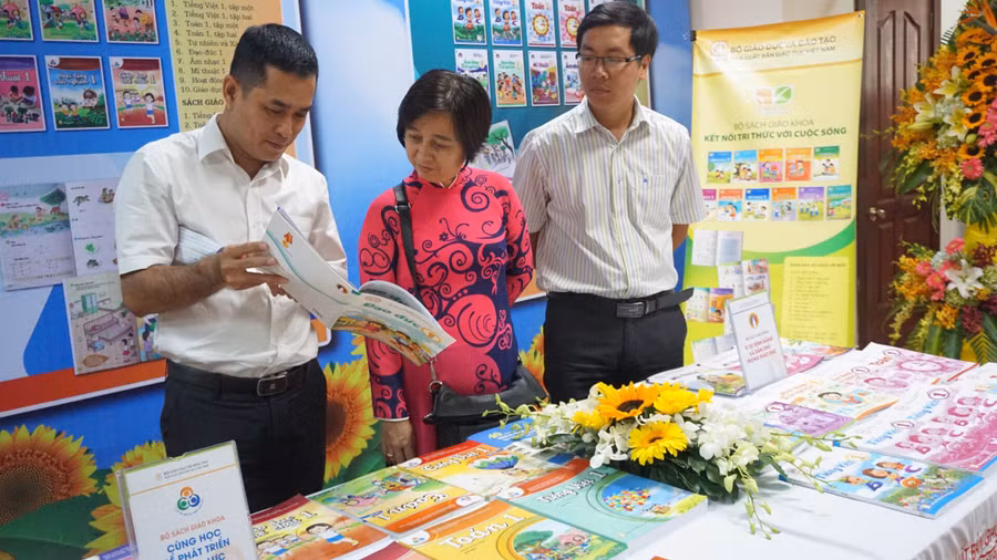Việc lựa chọn sách giáo khoa đang được các địa phương tập trung thực hiện. Ảnh: T. Nguyên