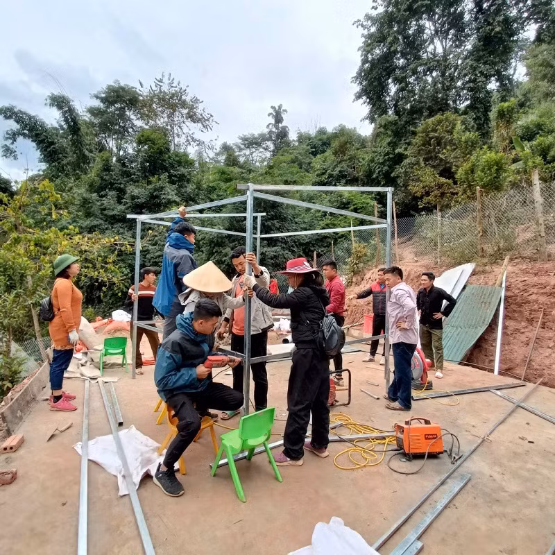 Cô Nọi cùng phụ huynh tu sửa lớp học tại điểm bản Nậm Tin. Ảnh: NVCC