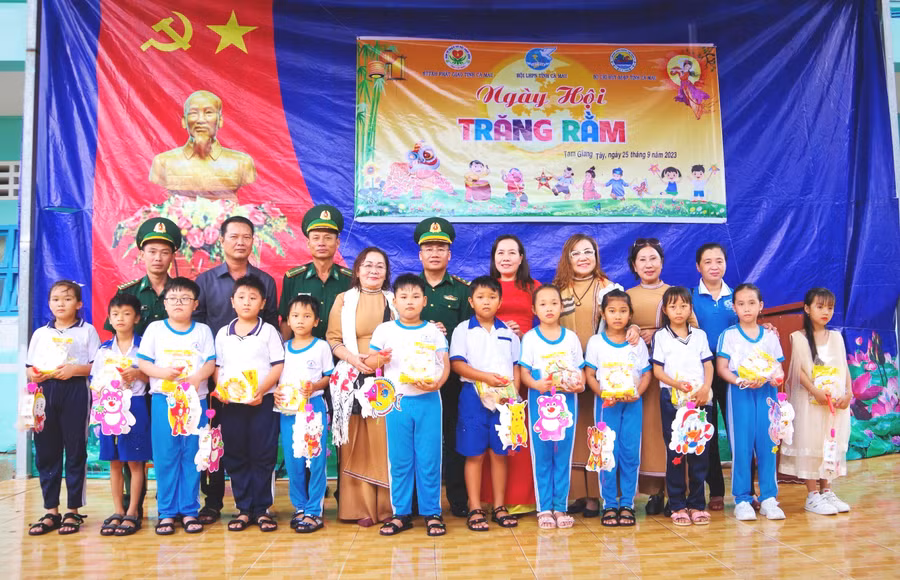 Quà Trung thu được BĐBP tỉnh Cà Mau và Hội Liên hiệp Phụ nữ tỉnh, các nhà hảo tâm trao cho HS Trường TH 2 Tam Giang Tây, xã Tam Giang Tây (huyện Ngọc Hiển, Cà Mau). Quà Trung thu được BĐBP tỉnh Cà Mau và Hội Liên hiệp Phụ nữ tỉnh, các nhà hảo tâm trao cho HS Trường TH 2 Tam Giang Tây, xã Tam Giang Tây (huyện Ngọc Hiển, Cà Mau).