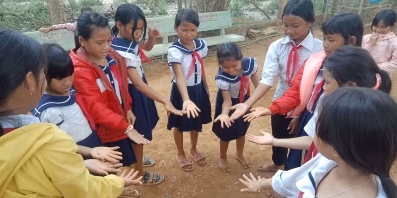 Học sinh Trường Tiểu học & THCS Ba Lế (Ba Tơ, Quảng Ngãi) kiểm tra “chéo” lẫn nhau trong việc giữ gìn vệ sinh cá nhân. 
