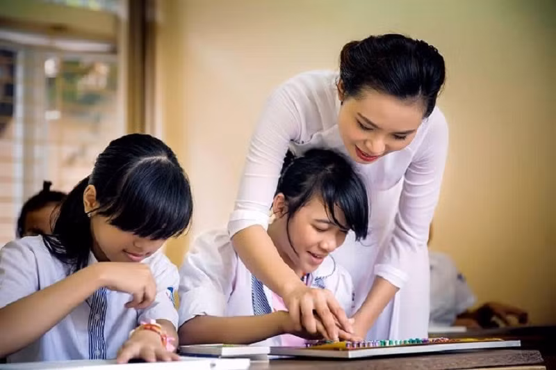 Học sinh khiếm thị ghép những vần thơ trên bảng chữ. Ảnh minh họa