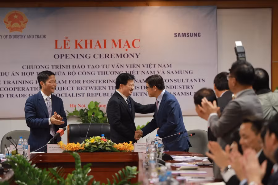 Phó Thủ tướng Trịnh Đình Dũng (trái) bắt tay Tổng Giám đốc Tổ hợp Samsung Việt Nam Shim Won Hwan Phó Thủ tướng Trịnh Đình Dũng (trái) bắt tay Tổng Giám đốc Tổ hợp Samsung Việt Nam Shim Won Hwan