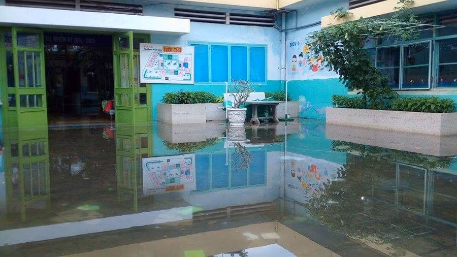 Cuối giờ chiều ngày 26/11, nước trong sân Trường MN Tuổi Thơ (quận 8) vẫn còn chưa rút hết Cuối giờ chiều ngày 26/11, nước trong sân Trường MN Tuổi Thơ (quận 8) vẫn còn chưa rút hết