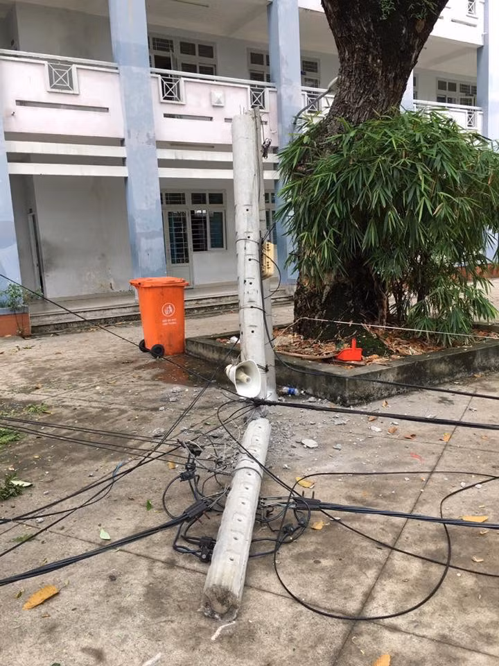 Cột điện ngã gãy đôi trong sân Trường THPT Hoàng Hoa Thám Ảnh: fanpage Trường THPT Hoàng Hoa Thám Cột điện ngã gãy đôi trong sân Trường THPT Hoàng Hoa Thám Ảnh: fanpage Trường THPT Hoàng Hoa Thám