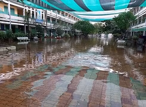 Sân Trường TH Bông Sao, quận 8 bị ngập sau bão số 9 Sân Trường TH Bông Sao, quận 8 bị ngập sau bão số 9