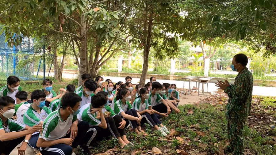 Giờ học Giáo dục quốc phòng và an ninh tại Trường THPT Vĩnh Xuân (Vĩnh Long). Ảnh: NTCC