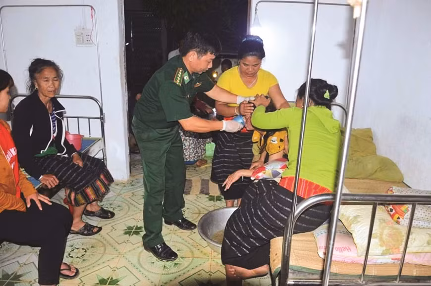 Nhiều người dân vẫn còn nhớ mãi hình ảnh bác sĩ Đức kịp thời cứu chữa tại chỗ cho người gặp nạn. Ảnh: TG Nhiều người dân vẫn còn nhớ mãi hình ảnh bác sĩ Đức kịp thời cứu chữa tại chỗ cho người gặp nạn. Ảnh: TG