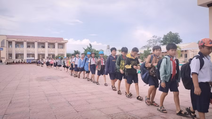 Giờ tan lớp của học sinh Trường Tiểu học Lê Quý Đôn.
