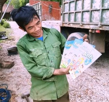 Đầu năm học, gần 2.000 phụ huynh ở huyện Hương Khê đã phải mua sắm sách, vở môn Tiếng Anh cho con thì nay những thứ đó chỉ để… “ngắm”.