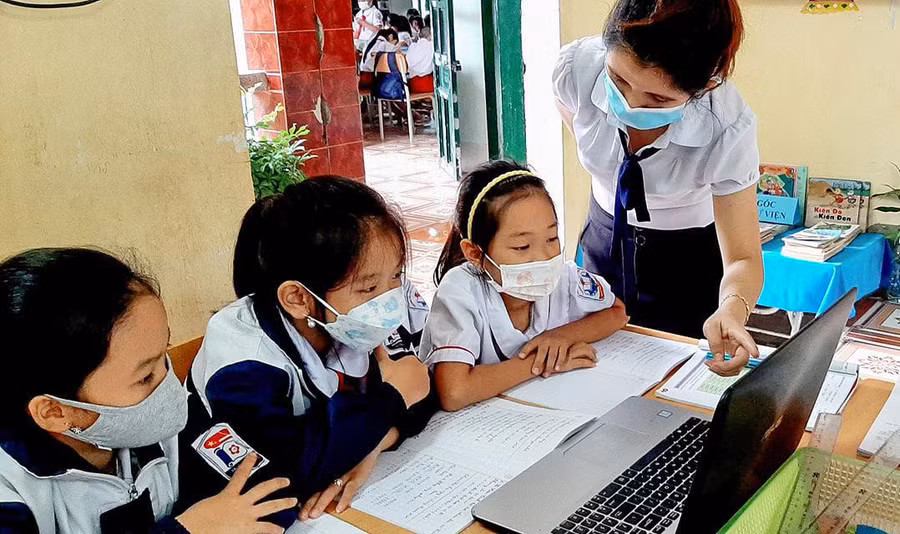Nhiều HSSV tại Điện Biên đã tự tin bắt nhịp với những thay đổi trong giáo dục hiện nay khi có máy tính mới.