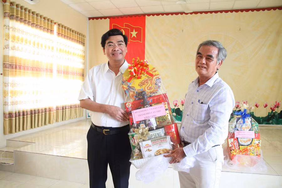 Ông Trần Thanh Bình - Giám đốc Sở GD&ĐT TP Cần Thơ tặng quà Tết cho Trường Nuôi dạy trẻ khuyết tật TP Cần Thơ. Ông Trần Thanh Bình - Giám đốc Sở GD&ĐT TP Cần Thơ tặng quà Tết cho Trường Nuôi dạy trẻ khuyết tật TP Cần Thơ.