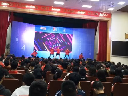 Đông đảo sinh viên tham gia, cổ vũ cuộc thi “Công nghệ trí tuệ Canon Chie-Tech”.