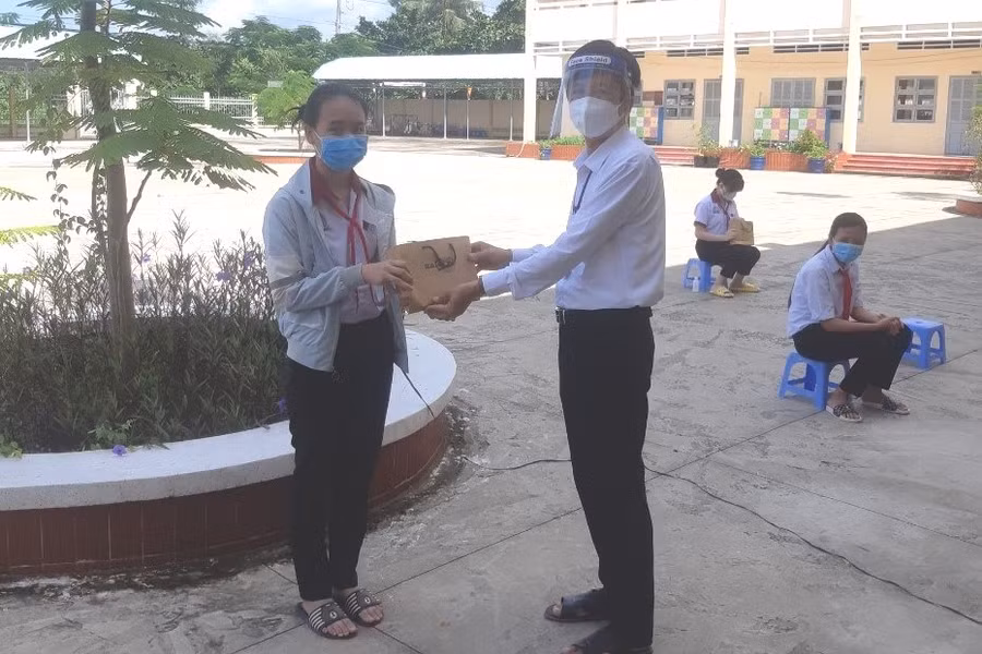 Trao máy tính bảng cho HS nghèo huyện Châu Thành (Tiền Giang).