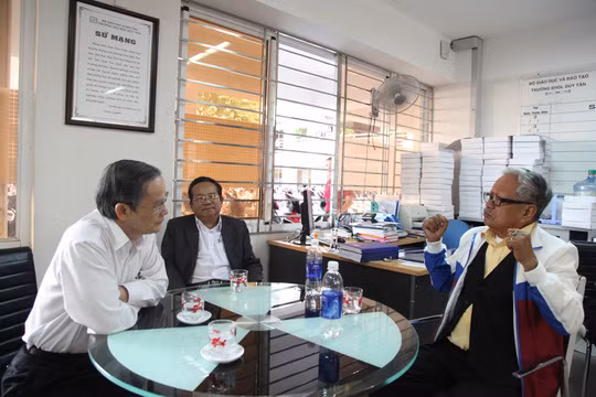 Cụ Lê Phước Thiệt trò chuyện cùng nhà giáo ưu tú Lê Công Cơ, Hiệu trưởng Trường ĐH Duy Tân. Ảnh: báo Người lao động