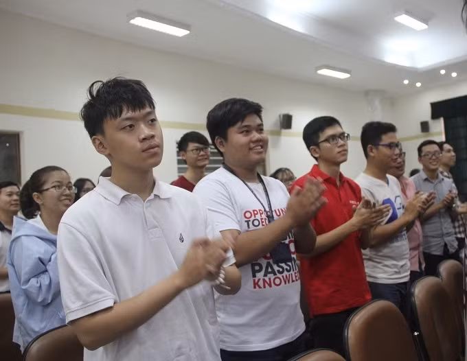 Các bạn sinh viên rất hào hứng khi lắng nghe chia sẻ của các CEO tại buổi tọa đàm về khởi nghiệp