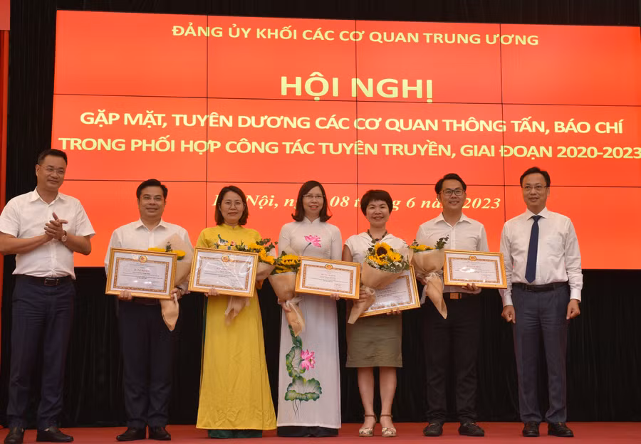 Trao tặng bằng khen cho các cá nhân có thành tích trong công tác tuyên truyền về Đảng bộ Khối các cơ quan Trung ương giai đoạn 2020-2023.