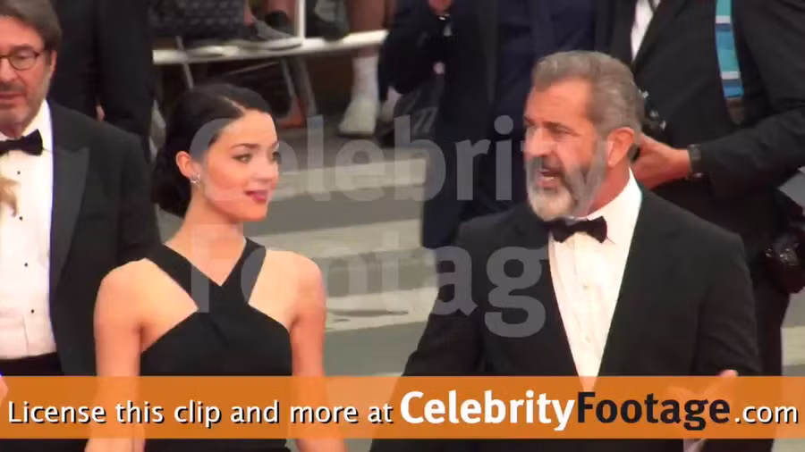Mel Gibson ngọt ngào bên bạn gái kém 35 tuổi ảnh 1