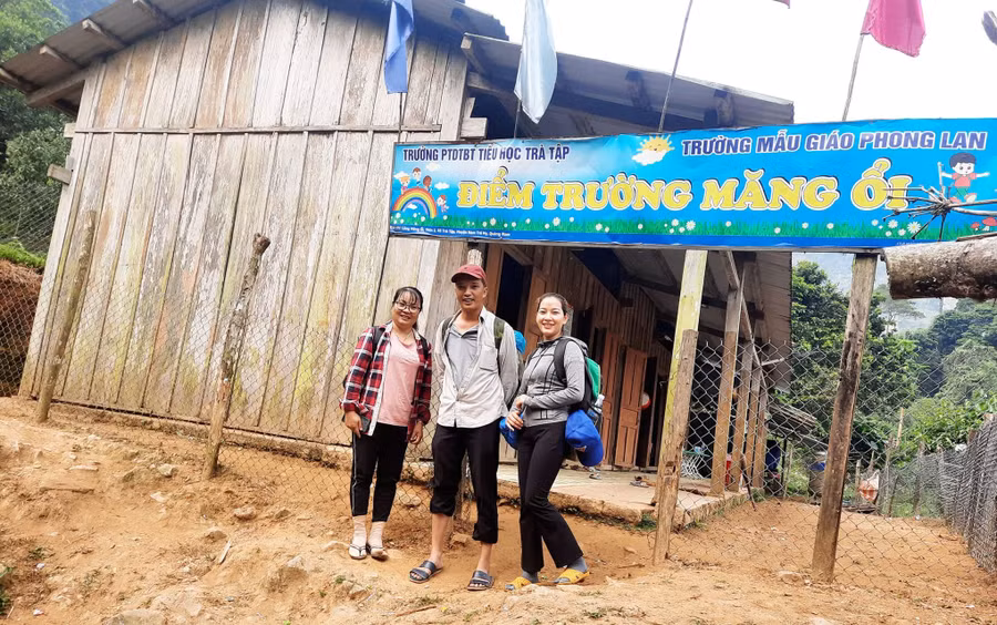 Một đợt đi kiểm tra – sinh hoạt chuyên môn tại các điểm trường thôn của Trường PTDTBT Tiểu học Trà Tập.
