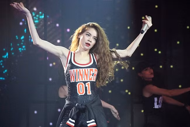 15 sự cố váy áo đầu năm của mỹ nhân showbiz Việt ảnh 1