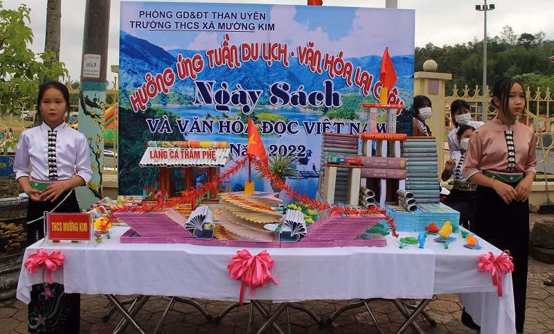 Học sinh Trường THCS Mường Kim, huyện Than Uyên tham gia Hội thi xếp sách nghệ thuật.