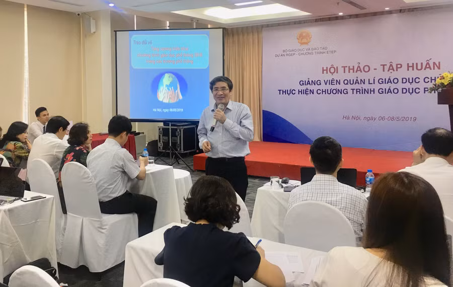 Ông Vũ Đình Chuẩn – Vụ trưởng Vụ Giáo dục Trung học phát biểu tại hội thảo – tập huấn.