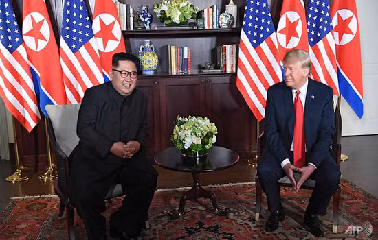 Tổng thống Mỹ Donald Trump và Chủ tịch Triều Tiên trong cuộc gặp trực tiếp ngày 12/6/2018 tại đảo Sentosa, Singapore. Tổng thống Mỹ Donald Trump và Chủ tịch Triều Tiên trong cuộc gặp trực tiếp ngày 12/6/2018 tại đảo Sentosa, Singapore.