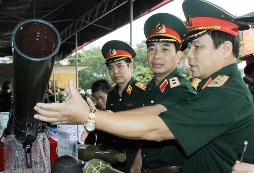 Đại biểu tham quan một trong các loại vũ khí được đưa vào bắn trình diễn lần này. Đại biểu tham quan một trong các loại vũ khí được đưa vào bắn trình diễn lần này.