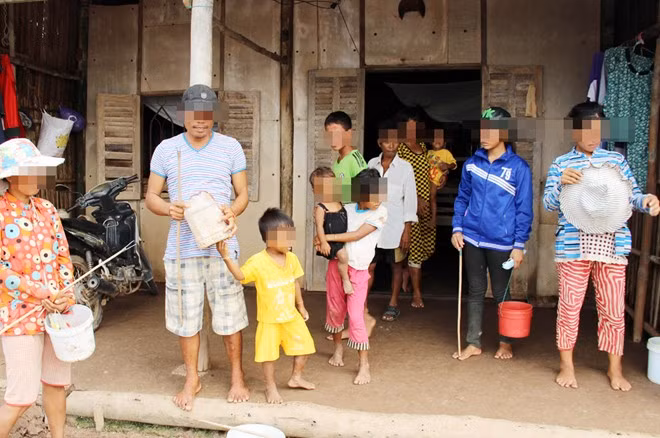 Những thành viên trong gia đình bà Nguyễn chuẩn bị đi mò cua, bắt ốc vào sáng sớm mỗi ngày. Ảnh: Việt Tường. 2