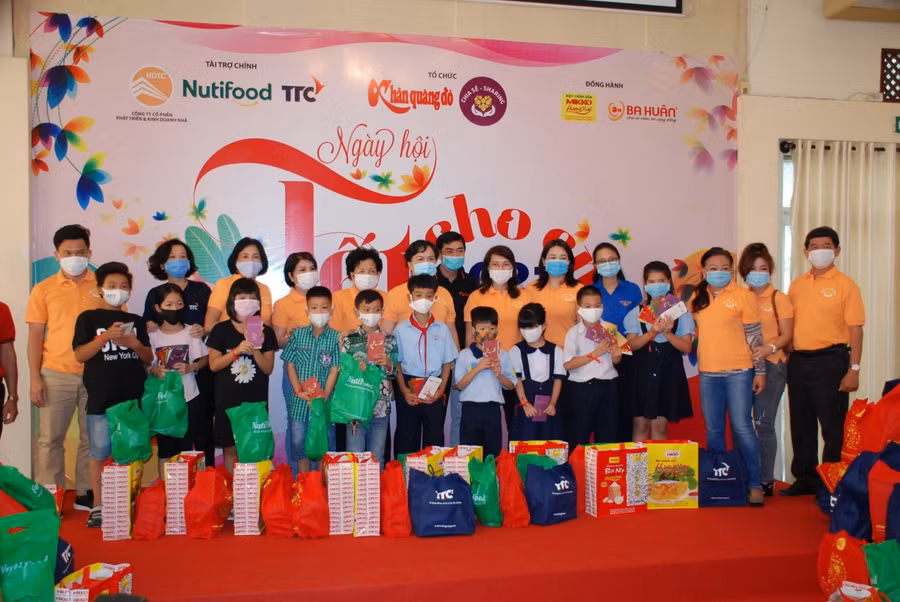 Các em nhỏ có hoàn cảnh khó khăn trên địa bàn TPHCM nhận quà Tết trong ngày hội Tết cho em năm 2021. 