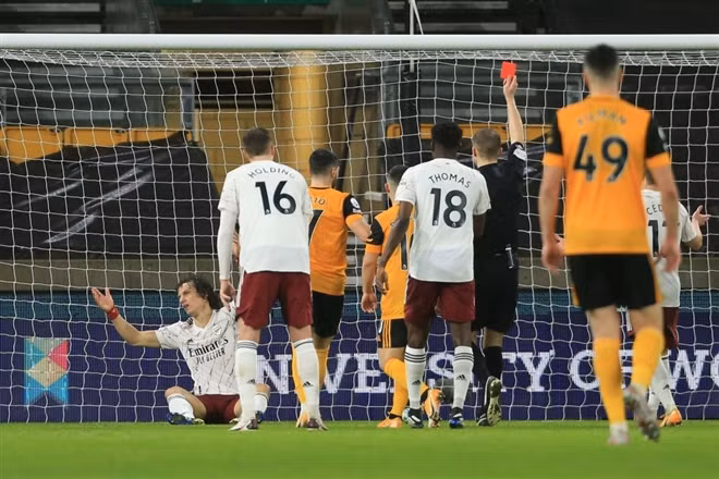 David Luiz nhận thẻ đỏ khiến Arsenal gặp bất lợi.
