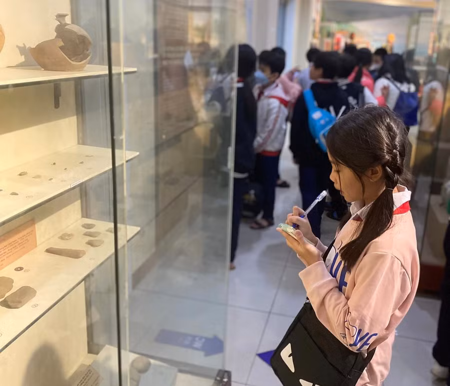 Giờ học lịch sử địa phương của học sinh Trường THCS Lê Thánh Tôn.