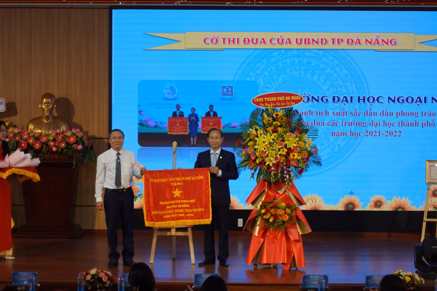 Ông Mai Tấn Linh - Phó Giám đốc Sở GD&amp;ĐT Đà Nẵng (bên trái) thừa ủy quyền tặng Cờ thi đua của UBND TP Đà Nẵng cho tập thể Trường ĐH Ngoại ngữ - ĐH Đà Nẵng.