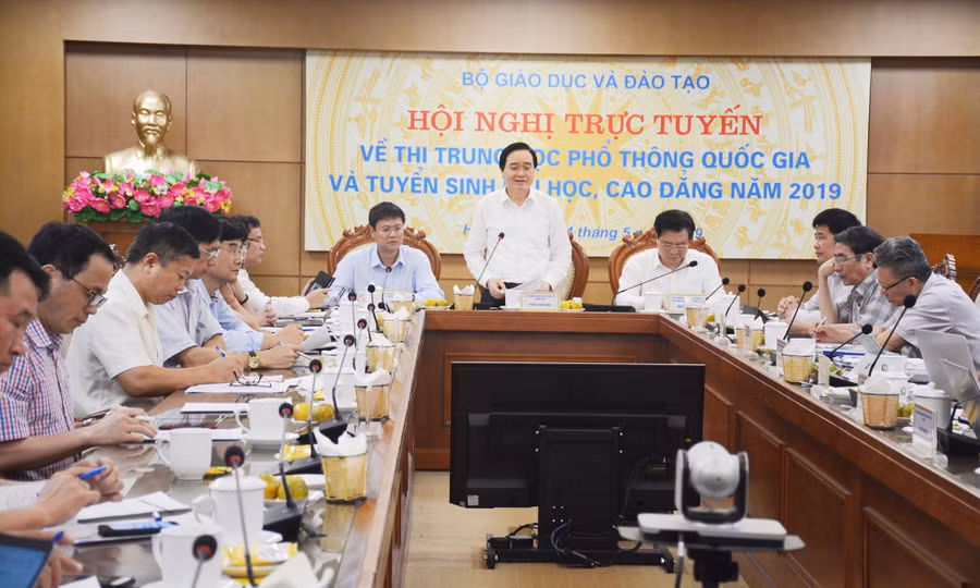 Bộ trưởng Bộ GD&ĐT Phùng Xuân Nhạ chủ trì điểm cầu tại Bộ GD&ĐT