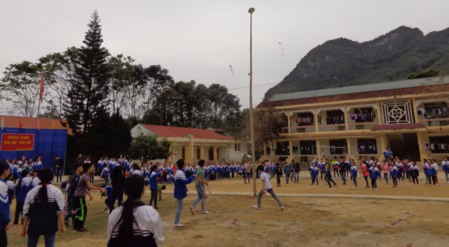 GD kỹ năng thoát hiểm cho HS vùng cao trước bất thường của thiên nhiên không thể xem nhẹ, chủ quan. GD kỹ năng thoát hiểm cho HS vùng cao trước bất thường của thiên nhiên không thể xem nhẹ, chủ quan.