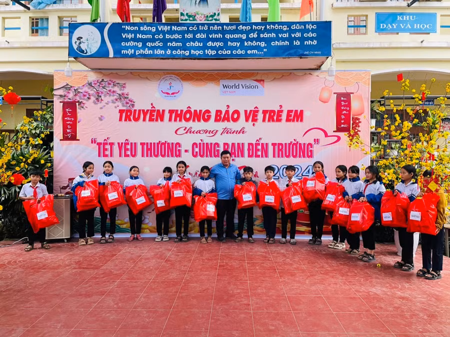 Trường THCS Trà Mai tặng quà cho học sinh có hoàn cảnh khó khăn trong dịp Tết Nguyên đán 2024. Trường THCS Trà Mai tặng quà cho học sinh có hoàn cảnh khó khăn trong dịp Tết Nguyên đán 2024.