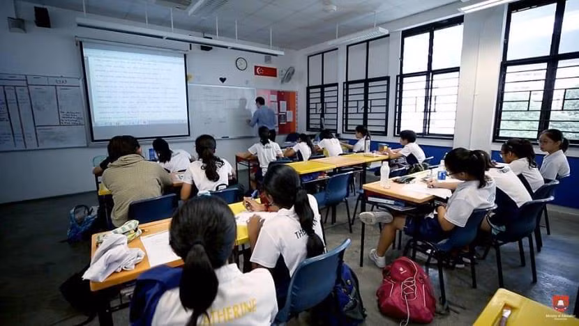 Giáo viên đang giảng dạy trong một lớp học THCS ở Singapore. Giáo viên đang giảng dạy trong một lớp học THCS ở Singapore.