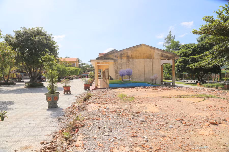 Trường Tiểu học Liên Sơn có 2 dãy nhà cấp bốn vừa thanh lý nhưng chưa xây dựng nên không có phòng học, buộc phải ghép lớp. Ảnh: Đăng Đức Trường Tiểu học Liên Sơn có 2 dãy nhà cấp bốn vừa thanh lý nhưng chưa xây dựng nên không có phòng học, buộc phải ghép lớp. Ảnh: Đăng Đức