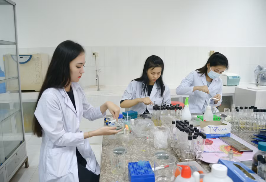 Ngành Hóa dược được nhiều thí sinh quan tâm và chú ý hơn, mở ra nhiều cơ hội việc làm và thu nhập.