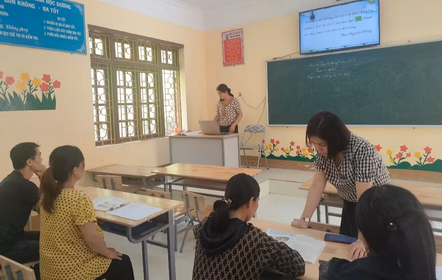 Một lớp học xoá mù chữ trên địa bàn huyện Văn Quan, Lạng Sơn. Ảnh: NVCC