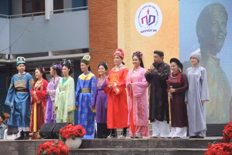 Học sinh Trường THPT Nguyễn Du, Quận 10, TPHCM tham gia cùng các nghệ sĩ đóng vai một số nhân vật trong trích đoạn cải lương về Kiều tại chương trình văn hóa kỷ niệm 200 năm ngày mất của Đại thi hào Nguyễn Du. Ảnh: P.Nga