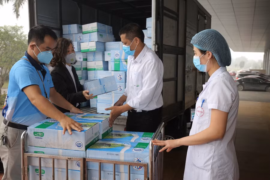 Sữa Cô Gái Hà Lan trao những sản phẩm dinh dưỡng thiết thực đến đội ngũ y bác sĩ, bệnh nhân Bệnh viện Bệnh Nhiệt Đới Trung ương.