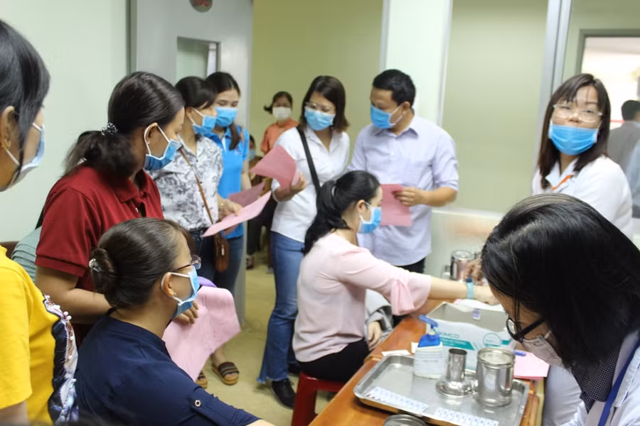 Tuy thời điểm dịch Covid-19 diễn biến phức tạp nhưng các cô giáo có mặt đầy đủ ở bệnh viện để hiến máu. Tuy thời điểm dịch Covid-19 diễn biến phức tạp nhưng các cô giáo có mặt đầy đủ ở bệnh viện để hiến máu.