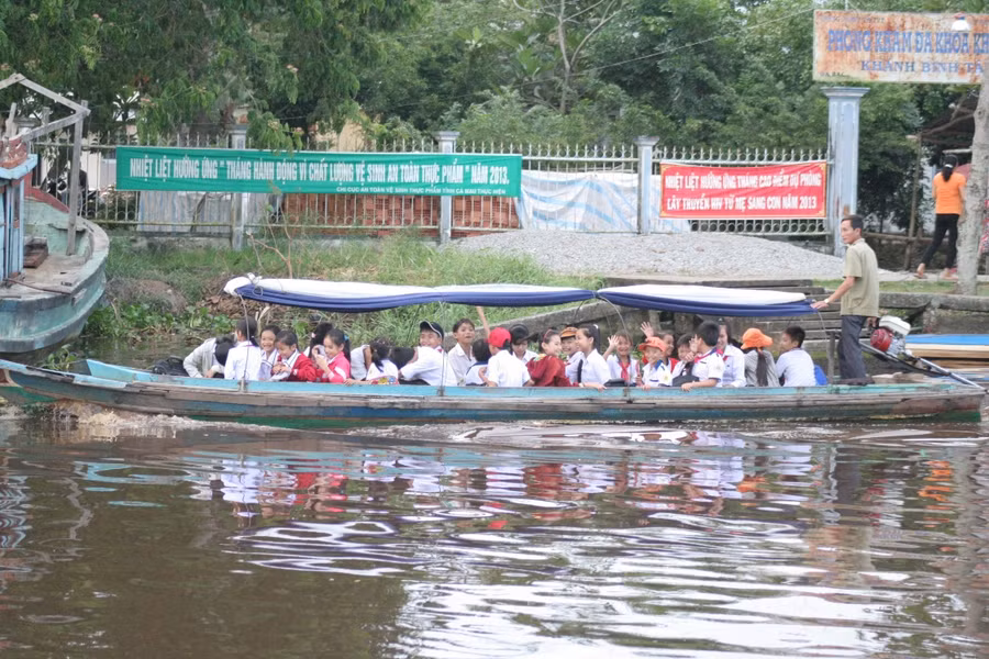 HS huyện Trần Văn Thời (Cà Mau) đến trường bằng đò. Ảnh: Q. Ngữ.
