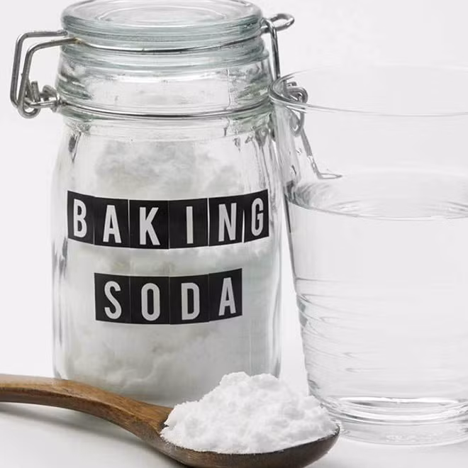 Tẩy tế bào chết bằng baking soda: Làn da tự nhiên mang tính acid, trong khi baking soda có tính kiềm cao. Nó sẽ phá vỡ hàng rào bảo vệ da, ảnh hưởng đến độ pH trên da dẫn đến kích ứng, nổi mụn và dễ nhiễm trùng. Ảnh: Pinterest, Healthline.